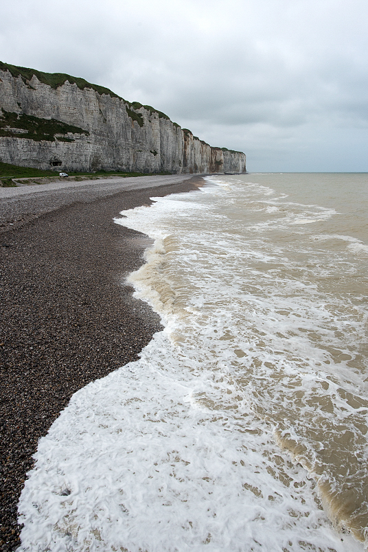 Normandie 05 - 2016_KA79306-1 Kopie.jpg - An fast allen Stränden liegt dicker kaum zu begehender Kies, vor allem die Anke mit ihrem kaputten Sprunggelenk und  Felix konnten den Strand gar nicht betreten. 